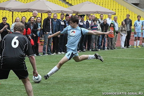 Дмитрий Белоцерковский играет в футбол